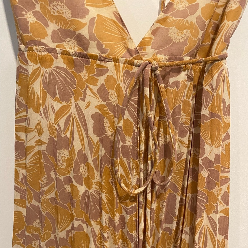 ASTR FLORAL WRAP PLEATED DRESS - Picture 6 of 8